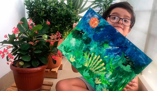 Inspirado en Santurbán, el pequeño artista recreó los frailejones, el oso de anteojos y
la riqueza hídrica del páramo. Cortesía para La Opinión