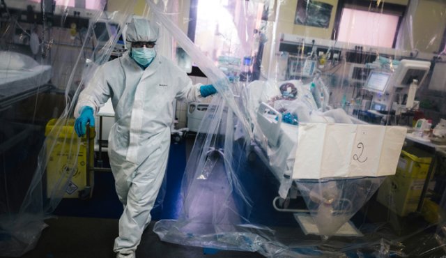 Investigadores del centro para la prevención de enfermedades CSIRO comprobaron la longevidad del SARS-CoV-2. AFP