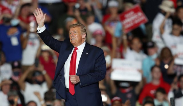 El presidente Donald Trump saluda a la multitud durante un evento de campaña en Sanford, Florida, este lunes. AFP