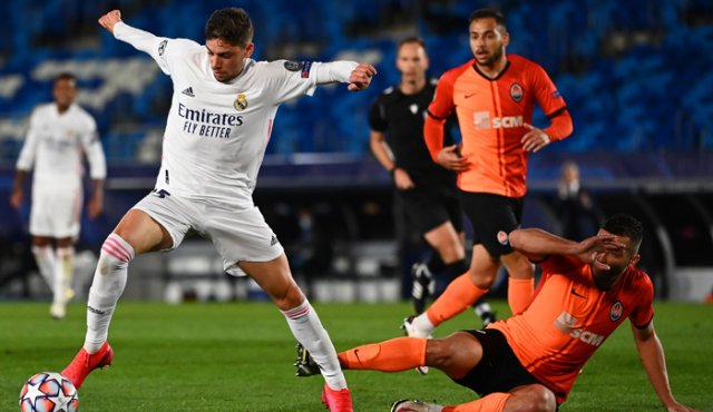 el uruguayo Fede Valverde llegó a igualar para el Real Madrid, pero el tanto fue invalidado por fuera de juego, tras ser revisado en vídeo. AFP