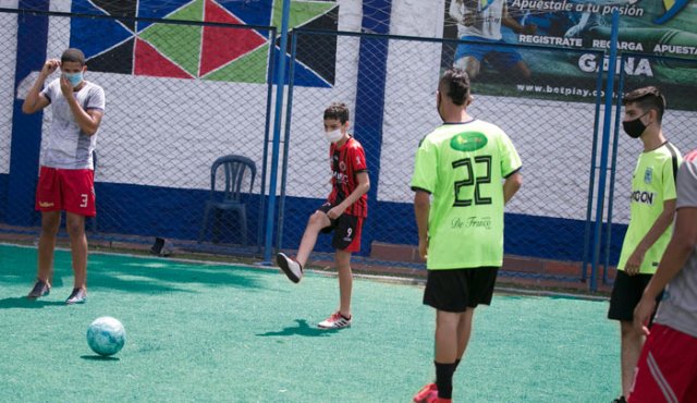 Mientras que las canchas sintéticas ya tienen protocolos, los escenarios de barrio esperan una regulación para las prácticas. Juan Pablo Cohen