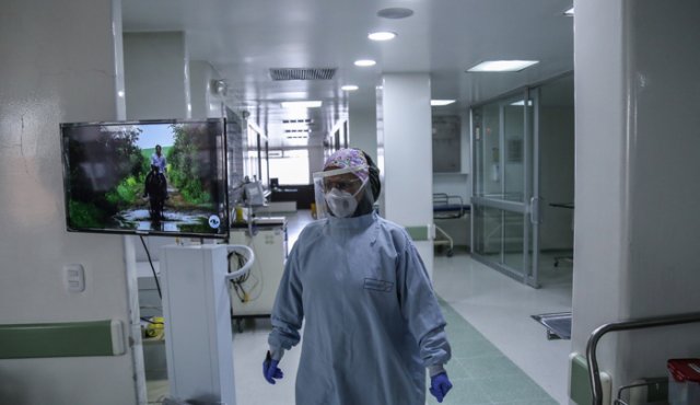 En las últimas 24 horas se procesaron 38.233 pruebas: 26.108 PCR y 12.125 de antígenos. Colprensa