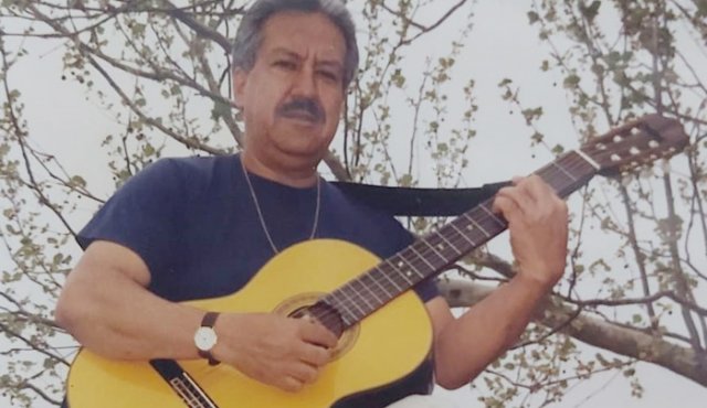 Roberto Giraldo tiene 81 años de edad y desde hace ocho meses empezó a compartir por las redes sus canciones que han cautivado a más de uno. Cortesía