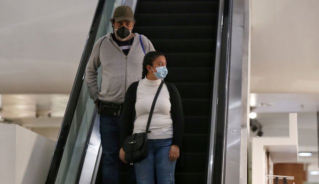 El uso de tapabocas se ha vuelto un accesorio indispensable entre los habitantes. Colprensa
