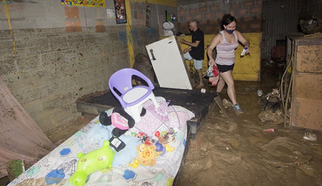 Los daños materiales producto del desbordamiento de la quebrada Tonchalá fueron cuantiosos. Luis Alfredo Estévez / La Opinión