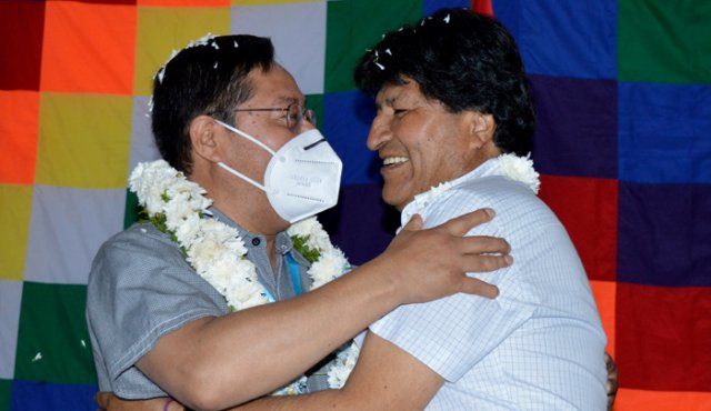 El presidente de Bolivia, Luis Arce (izquierda) y el expresidente Evo Morales se saludan durante una reunión del partido gobernante Movimiento por el Socialismo (MAS) en Quillacollo, Cochabamba. AFP