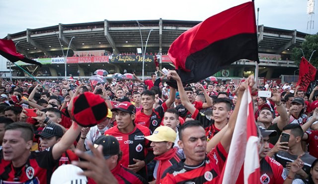 Expectantes y con incertidumbre se encuentran los hinchas rojinegros a la espera de que va a pasar con el equipo de sus amores. Archivo/La Opinión
