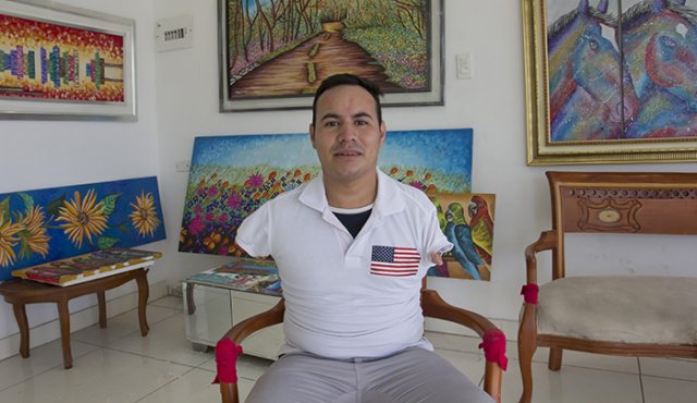 Jesús David es un artista plástico y sus trabajos han cruzado fronteras. Ha demostrado que haber nacido sin brazos, más que un impedimento, fue una oportunidad para salir adelante. Luis Alfredo Estévez/ La Opinión