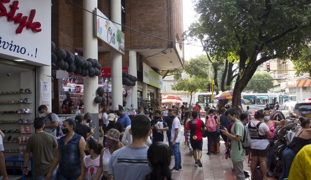 Las aglomeraciones se siguen percibiendo en el centro de Cúcuta. Luis Alfredo Estévez/ La Opinión