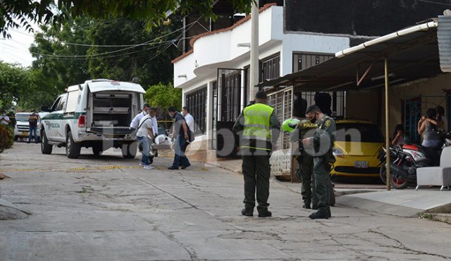 En el porche de la vivienda quedó el cuerpo de Harold Rubio Romero. Laura Serrano/La Opinión