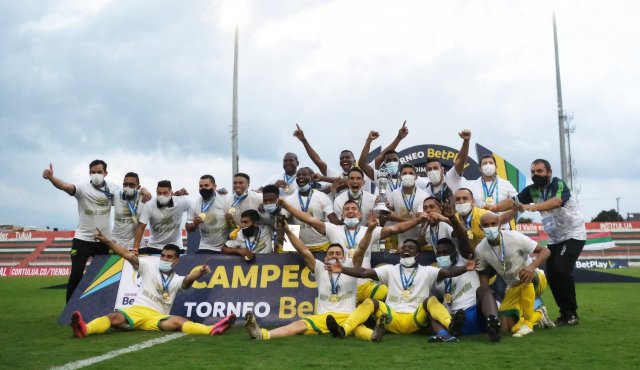 Huila tiene opción de regresar a la primera categoría del fútbol colombiano. Tomada de Twitter @AtleticoHuilaof