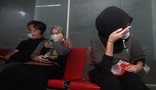En el avión viajaban 50 pasajeros, entre ellos diez niños, y 12 miembros de la tripulación, precisó ante la prensa el ministro de Transportes, Budi Karya Sumadi. AFP