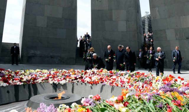 El presidente de Armenia, Serge Sarkisian; el presidente ruso, Vladimir Putin; presidente de Chipre, Nicos Anastasiades; y el presidente francés, Francois Hollande, ponen flores en la ofrenda floral establecido al pie del monumento Genocidio, en el marco del centenario del genocidio armenio. (Foto AFP)
