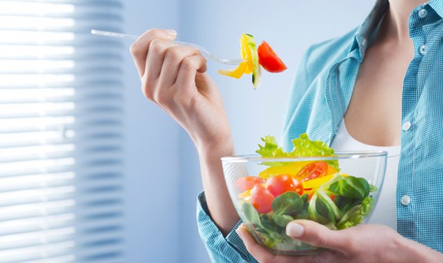 La alimentación consciente puede ayudarle a perder peso. Internet