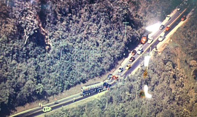 Un vehículo atravesado en la vía por los pimpineros impidió el paso de los vehículos. Cortesía