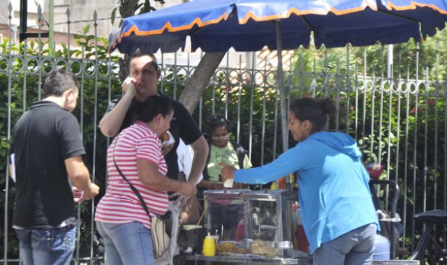 Los vendedores de comidas callejeras al tiempo que manipulan alimentos también lo hacen con el dinero, de ahí el alto riesgo que representan para la salud de los consumidores. Edinsson Figueroa