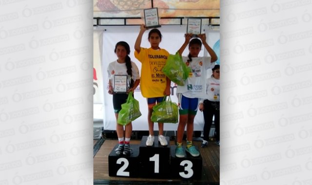 La ciclista cucuteña Nikol Gaitán Uribe (centro) se adjudicó el título de la popular carrera del periódico El Mundo Cortesía