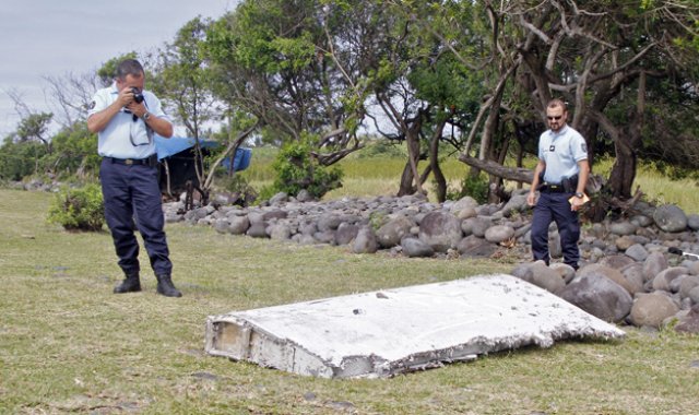 Esta es parte del ala encontrada. AFP