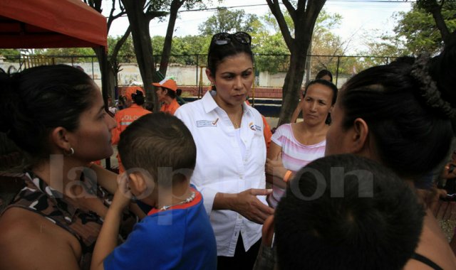Martha Ordóñez, Consejera Presidencial para la Equidad de la Mujer, entregó 3 mil paquetes de aseo personal íntimo para las mujeres de los albergues. Juan Pablo Cohen