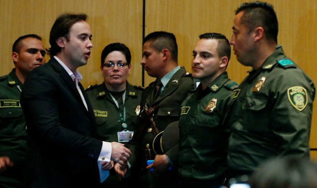 Nicolás Gaviria junto a los policías. Colprensa