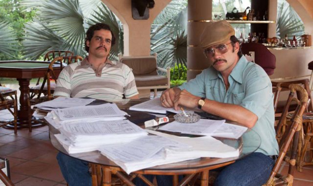 En esta imagen el actor personifica a Gustavo Gaviria (derecha).  Internet