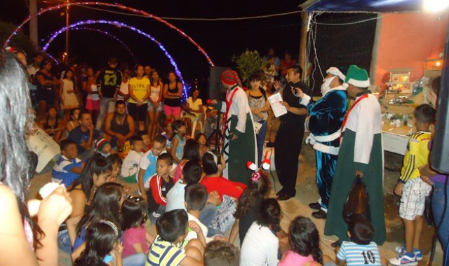 Decenas de familias diariamente asistieron para rezar la novena de aguinaldos y compartir con sus vecinos y amigos. Policía Nacional