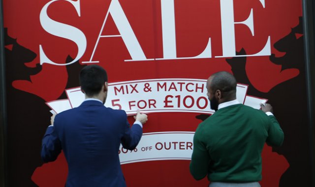 Durante la época navideña, el fútbol no para en Inglaterra, momento que es aprovechado por los comerciantes de almacenes que ofrecen productos con descuentos dar regalos a familiares y amigos, mientras rueda el balón en los estadios. AFP