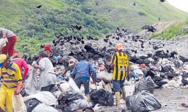 En medio de la fuerte contaminación, recicladores se buscan medios de vida en el vertedero. Cortesía