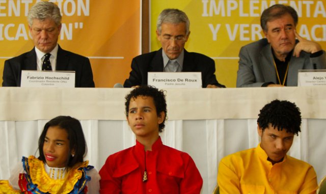 Durante el último foro organizado en el marco del proceso de paz, se abrió la discusión sobre la conveniencia o no del plebiscito como mecanismo de refrendación de los acuerdos que se suscriban en Cuba, entre el Gobierno Nacional y las Farc.
Colprensa