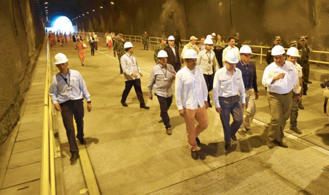 El presidente Juan Manuel Santos recorre el túnel del kilómetro 6 de la Autopista Medellín–Bogotá, a la altura de Copacabana, obra entregada hoy y cuya inversión total fue de 71.657 millones de pesos y liderada por el Fondo Adaptación. Presidencia