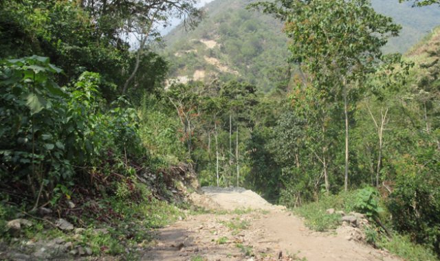 Pese a la destrucción y evidentes errores de diseño de unas vías abiertas en Arboledas el año anterior, para el representante la intervención era necesaria. Archivo