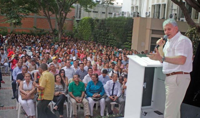 Estudiantes y líderes comunales asistieron a la plazoleta de la alcaldía para conocer el programa. Mario Caicedo
