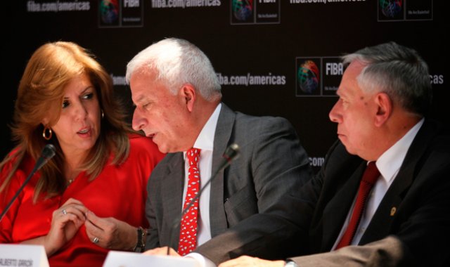 La Federación Internacional de Baloncesto (FIBA) ofreció ayer una rueda de prensa en el Comité Olímpico Colombiano. En la foto, de izquierda a derecha Clara Luz Roldán, directora de Coldeportes; Baltazar Medina, presidente del Comité Olímpico Colombiano, y Alberto García, director de FIBA en las Américas. Colprensa