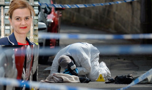 Un oficial de la policía científica trabaja en la escena del crimen, en donde quedó un abrigo, zapatos y bolso de la laborista Jo Cox, en la acera fuera de la biblioteca en Birstall. AFP