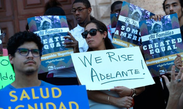 Los defensores y organizaciones aliadas de las familias inmigrantes se unieron para mostrar su descontento con la decisión dividida del Tribunal Supremo que niega la ejecución de los programas de alivio de inmigración del presidente Barack Obama. AFP