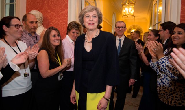 La nueva líder británica aceptó la invitación para gobernar, de parte de la reina Isabel II. Es la segunda mujer en ocupar la dirección del gobierno británico y fijar su hogar en 10 Downing Street. May reemplazó a David Cameron. AFP