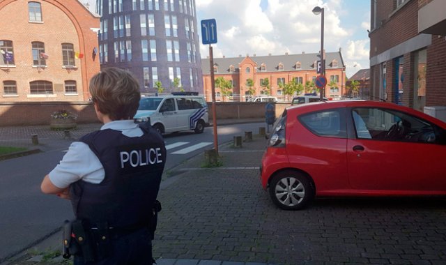 Cerca del edificio de la policía en la ciudad belga de Charleroi oucrrió el ataque con machete. Una de las heridas está hospitalizada. AFP