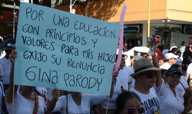 Miles de personas salieron a marchar este miércoles a las 3 de la tarde desde el parque Los Fundadores hasta el parque Santander. Rodrigo Sandoval
