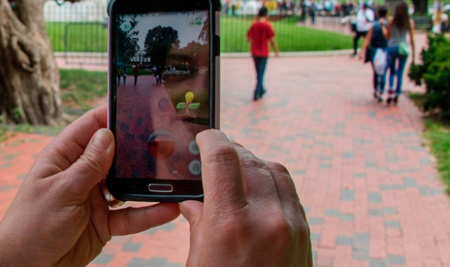 En las redes sociales circula un texto que invita a jugar con cautela: "Más vale tu celular, y más aún tu vida, que un Pokémon", reza el mensaje. AFP