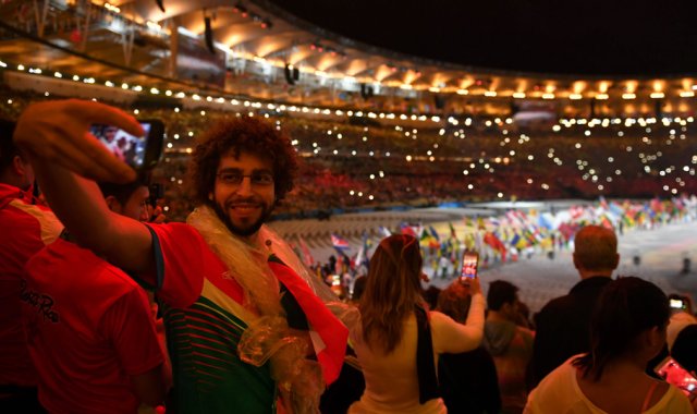 Un espectador tomándose una selfie en la clausura de los Juegos de Río 2016. AFP