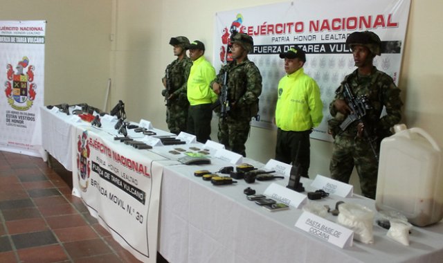 En el lugar hallaron siete pistolas calibre 9 mm, una subametralladora calibre 9 mm, dos escopetas, ocho proveedores para pistola 9 mm, cuatro proveedores para subametralladora y munición de diferentes calibres. Ejército Nacional