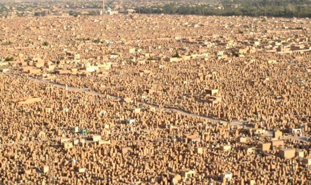 Se estima que en Wadi us-Salaam hay unos 5 millones y medio de cadáveres. Internet