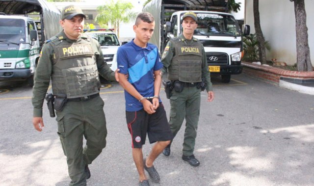 Didier Dacnover Tavera fue detenido mientras conducía la camioneta que se había robado Policía Nacional