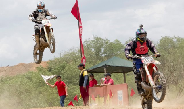 En la categoría MX2 los santandereanos Alex Plata y Robert Plata brindaron un gran espectáculo. Alfredo Estévez