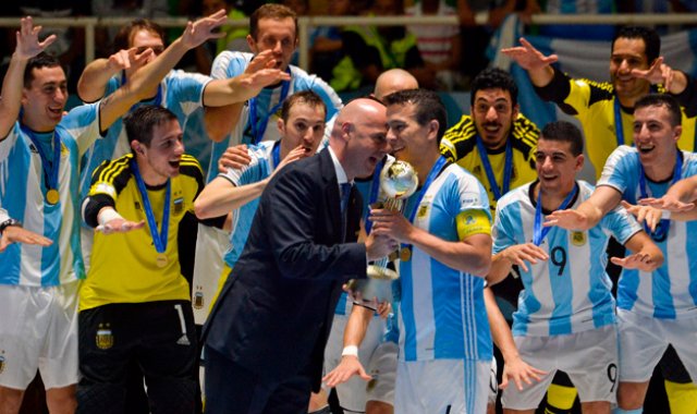 El Presidente de la Fifa, Gianni Infantino (centro) está en Colombia, pues vino a entregar el trofeo al campeón del Mundial de Fútsal, que fue Argentina.
 AFP