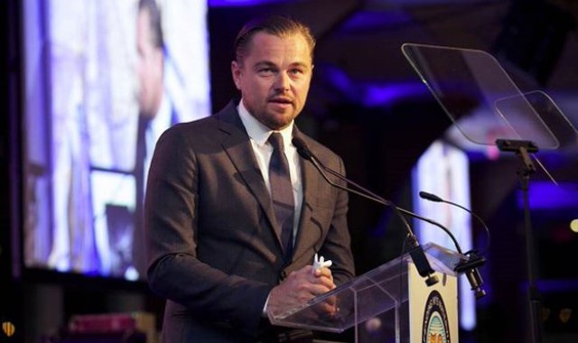 DiCaprio denuncia a empresas y a políticos que niegan el calentamiento global, organizan campañas y hacen "lobbying" para bloquear cualquier reforma favorable al medio ambiente. Twitter