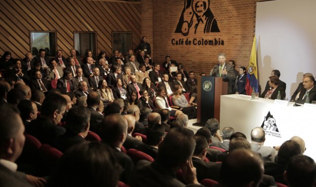 El presidente de Colombia, Juan Manuel Santos Calderón, recibió el máximo reconocimiento de los cafeteros durante la apertura del Congreso Nacional Cafetero, en Bogotá. Fedecafé