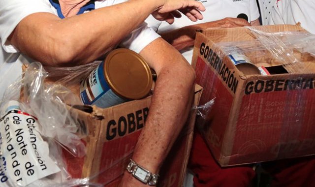 En el listado se describió que la caja de mercado contenía un kilo de café, cuando en realidad debió ser 125 gramos, como lo refleja el contrato firmado entre las partes. Cortesía