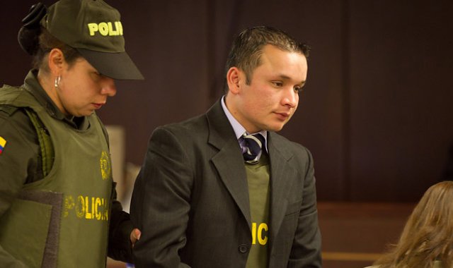 Inicialmente las versiones de los uniformados implicados en la muerte indicaban que el joven había atracado un bus y los disparos se habían presentado durante la acción policial. Colprensa