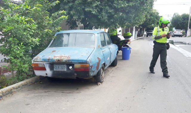 Este automóvil se encontraba abandonado en una calle del barrio San Martín. Orlando Carvajal